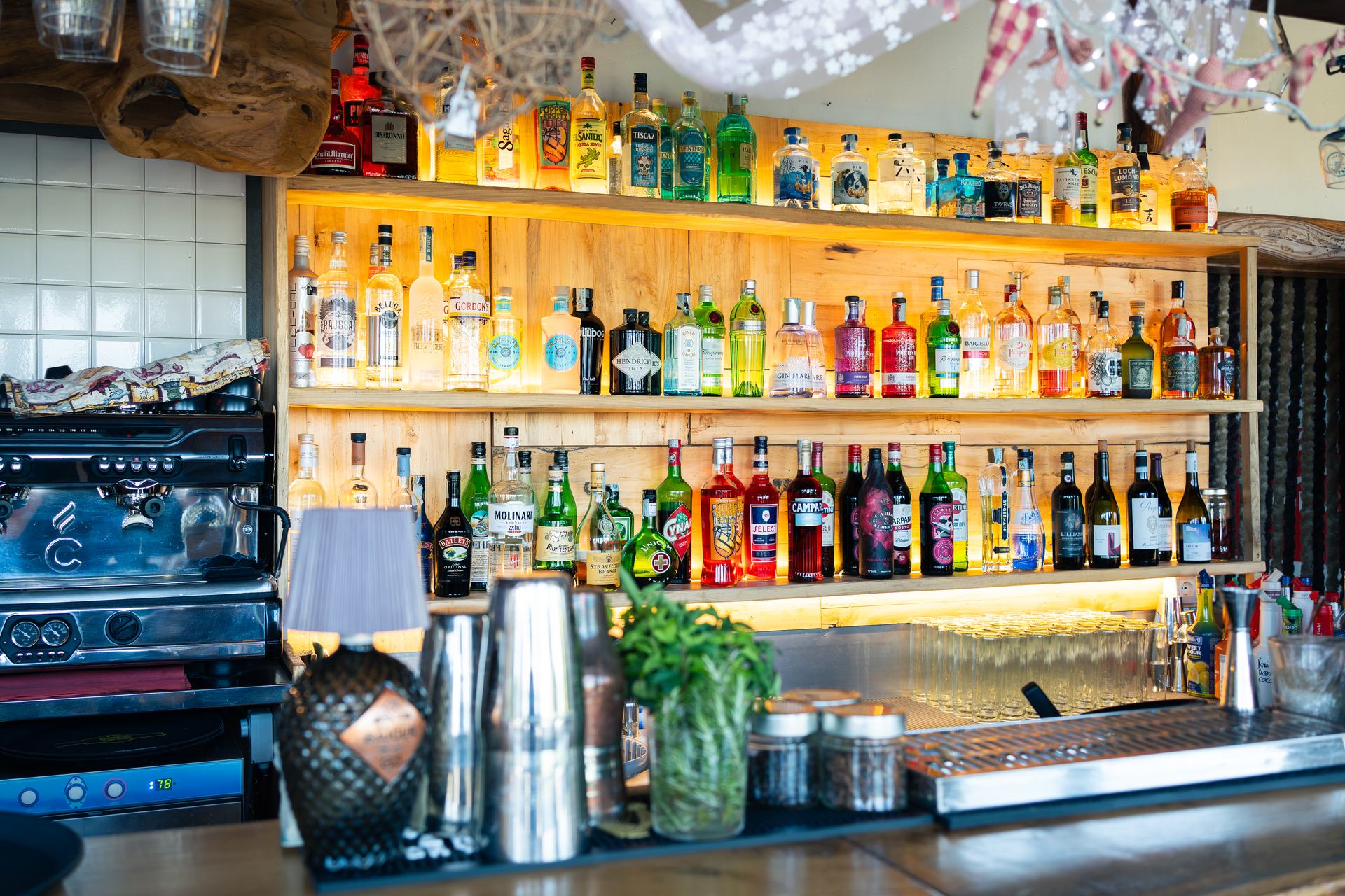 La bottigliera retroilluminata di Borgo 22 con gin e distillati selezionati