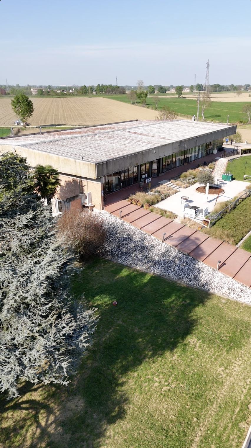 Il locale Borgo 22 visto dall'alto con giardino e vialetti